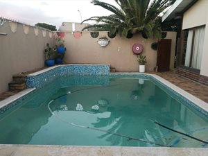8 Bed House in Goodwood