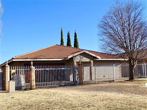 3 Bed Townhouse in Grimbeek Park