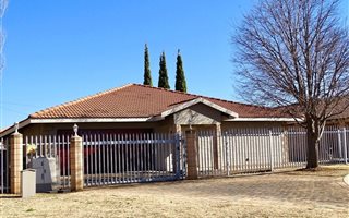 3 Bedroom Townhouse in Grimbeek Park