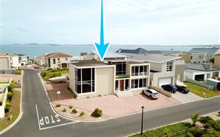 4 Bedroom House in Calypso Beach