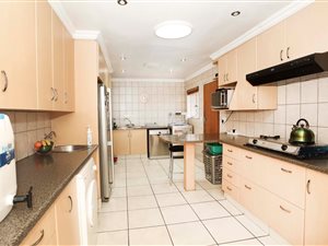 6 Bed House in Wierda Park