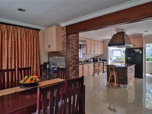 4 Bed House in Woodside