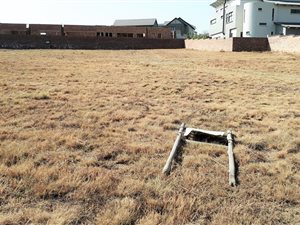 1300 m² Land available in Waterfall Country Estate