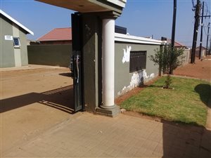 2 Bed House in Protea Glen