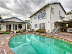 5 Bed House in Woodside
