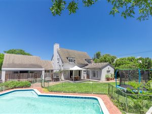 5 Bed House in Bergvliet