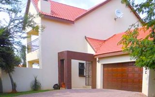 4 Bedroom House in Kosmosdal