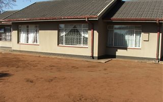 4 Bedroom House in Kookrus