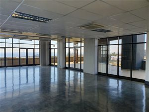 705 m² Commercial space in Magaliessig