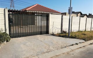 3 Bedroom House in Olievenhoutbosch