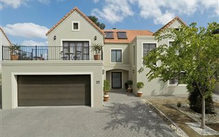 3 Bedroom House in Boschenmeer Golf Estate