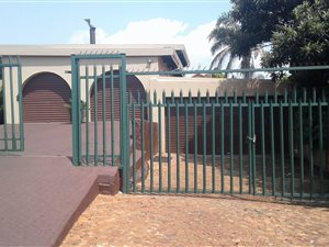 3 Bed Simplex in Silverfields Park