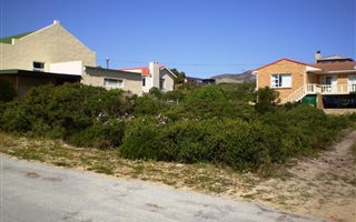 595 m² Land available in De Kelders