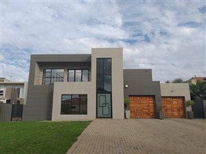 5 Bed House in Shere