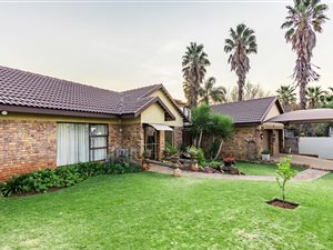 4 Bed House in Noordheuwel