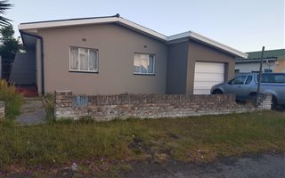 3 Bedroom House in Elsies River