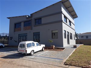 374 m² Commercial space in Hazeldean (Silverlakes Surroundings)