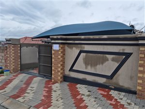 2 Bed House in Clayville