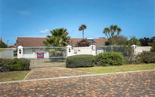 4 Bedroom House in Duynefontein