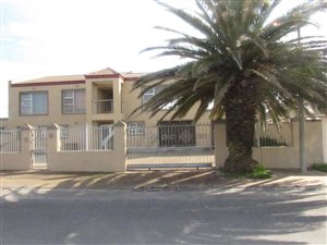 7 Bed House in Zeekoevlei