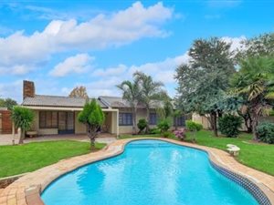 4 Bed House in Van Riebeeck Park