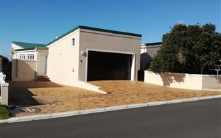 4 Bedroom House in Kleinbaai