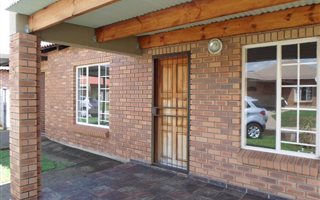 3 Bedroom House in Geelhoutpark