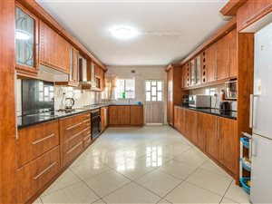 8 Bed House in Chesterville