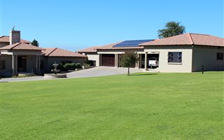 8 Bedroom House in Honingklip AH