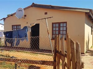 2 Bedroom House in Soweto On Sea