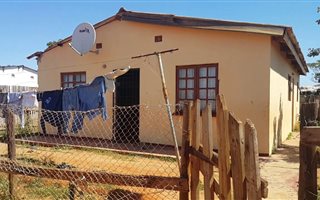 2 Bedroom House in Soweto On Sea