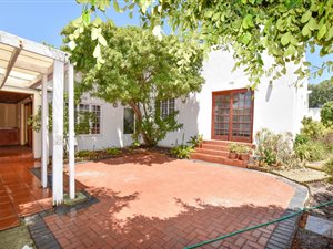 4 Bedroom House in Marina Da Gama