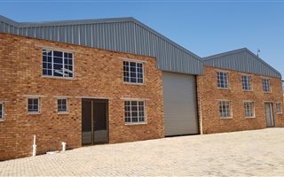 300 m² Industrial space in Dunswart