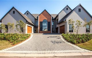 5 Bedroom House in Cotswold Downs Estate
