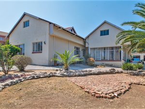 8 Bed House in Fontainebleau