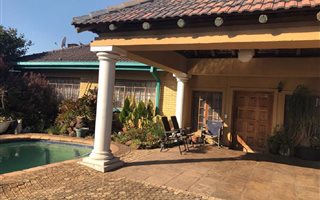 11 Bedroom House in Pullens Hope