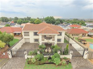 4 Bed House in Robertsham
