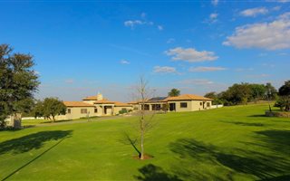 8 Bedroom House in Honingklip AH