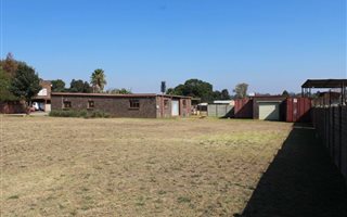 4000 m² Commercial space in Glen Marais