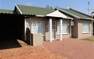 3 Bedroom Townhouse in Langenhoven Park