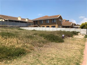 649 m² Land available in Diaz Beach