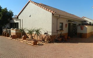 2 Bedroom Townhouse in Hazeldean (Silverlakes Surroundings)