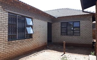 1 Bedroom Garden Cottage in Clayville