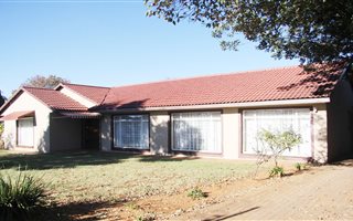 3 Bedroom House in Helikon Park