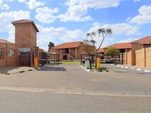 2 Bedroom Townhouse in Ravensklip
