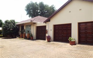 4 Bedroom House in Moret