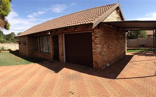 3 Bedroom House in Glen Marais