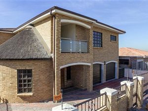8 Bed House in Vredelust