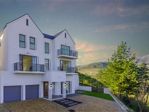 4 Bed House in Weltevreden Hills Estate