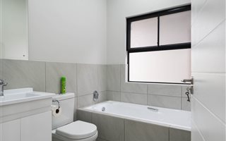 3 Bedroom Simplex in Palm Lakes Estate